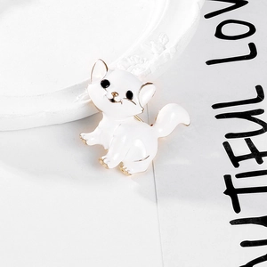Broche chat mignon blanc avec bordure dorée et finition brillante sur carte déco