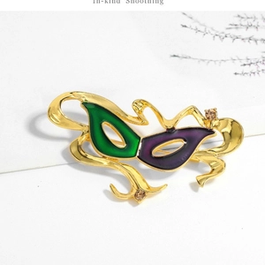 Spilla vintage a maschera in lega dorata con smalto verde e viola e strass decorativi