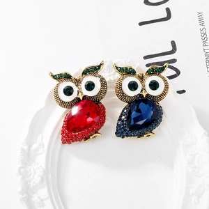 Spilla a forma di gufo vintage dorata con strass a goccia rossi e blu vivaci