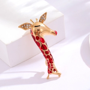 Vintage Alloy Gold Plated Giraffe Brooch With Red Enamel And Rhinestones Animal Lapel Pin For Women Jewelry Gift