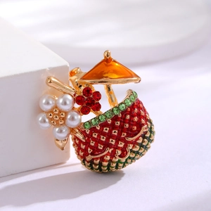 Broche créative en forme de jus de coco avec strass rouges, verts et petit parasol orange