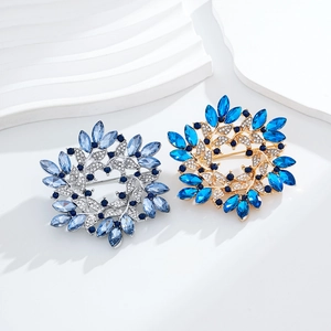 Spilla a corona vintage elegante con cristalli blu in finiture oro e argento
