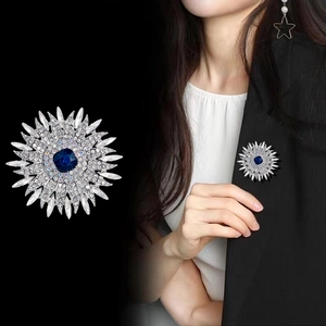 Broche tournesol avec cristal carré bleu foncé et diamants rayonnants sur base argentée