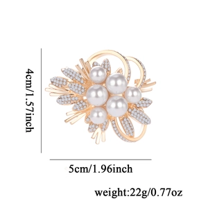 Spilla a fiore dorata elegante con perle bianche e strass, misura 4cm per 5cm
