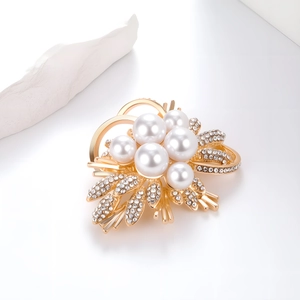 Spilla a fiore dorata elegante con perle bianche e strass brillanti per abiti da donna