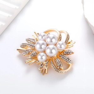 Elegante spilla a bouquet con perle bianche e strass scintillanti in finitura oro