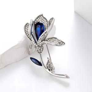 Broche tulpe argentée avec cristaux bleu marine et strass sur des pierres géométriques