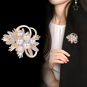 Spilla bouquet elegante con perle e strass su base dorata per abito donna