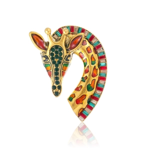 Broche de cabeza de jirafa dorada con pedrería de colores y acabado esmaltado vibrante
