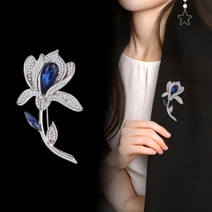 Élégante broche tulipe en argent avec pierre bleue et cristaux étincelants