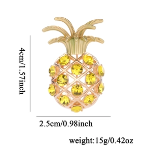 Broche ananas à la mode avec finition dorée et strass jaunes sur fond blanc