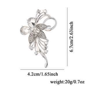 Elegante broche de flor plateada con cristales claros y brillantes diamantes de imitación