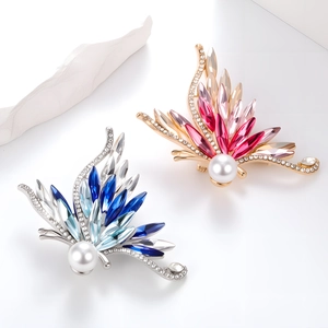 Eleganti spille a farfalla in cristallo con pietre sfumate e perle su seta