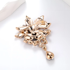 Broche vintage en forme de feuille de coco dorée avec gravure et pendentif goutte
