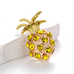 Broche ananas à la mode en alliage doré avec cristaux jaunes sur base de pierre blanche