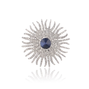 Détail macro de broche tournesol avec une grande pierre bleue et cristaux brillants