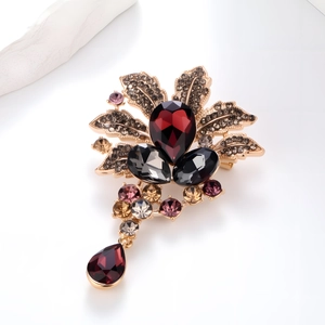 Broche vintage en forme de feuille dorée avec cristaux colorés et pierre rouge en goutte