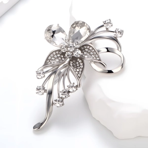Broche de flor plateado de lujo con cristales de pera y un brillante diseño de pavé