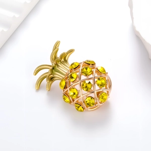 Broche ananas étincelante en alliage doré ornée de strass jaunes brillants