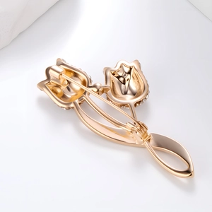 Élégante broche tulipe dorée avec strass vue détaillée de la structure arrière