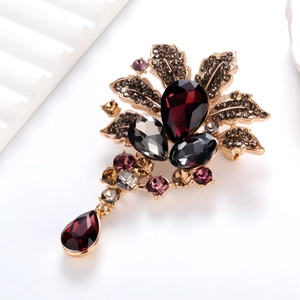 Broche feuille de cocotier dorée vintage avec cristaux colorés et gemme rouge foncé