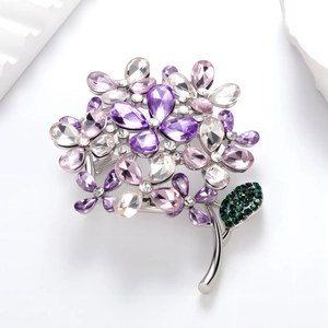 Eleganter lila Kristall-Wisteria-Blumenbrosche mit grünem Blatt auf weißem Hintergrund