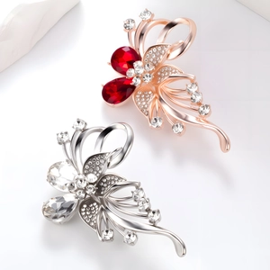 Elegantes broches de mariposa en oro rosa y plata con brillantes de imitación