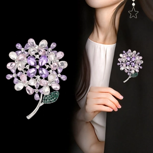 Eleganter lila Wisterien-Kristall-Brosche mit Silbermetallbasis für Damenmäntel