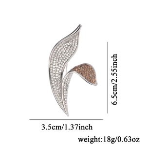 Elegante spilla a foglia asimmetrica in metallo argento e cristalli, 6.5 cm per abiti