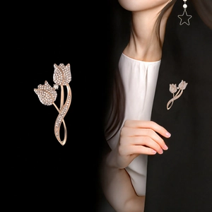 Élégante broche tulipe dorée avec cristaux blancs pour accessoire de costume femme