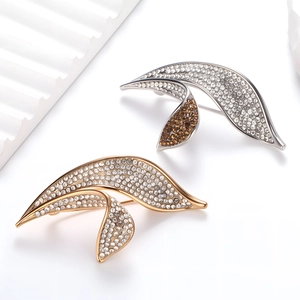 Eleganti spille a foglia asimmetriche con strass in finitura oro e argento