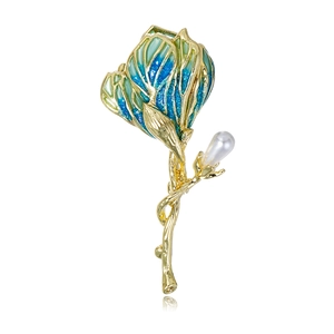 Detailansicht einer goldenen Tulpenbrosche mit blau-grünem Email und Tropfenperle