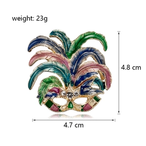Elegante spilla a maschera con piume in smalto colorato e strass per abiti formali