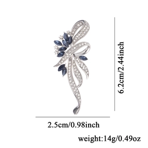 Broche fleur argentée élégante avec gemmes bleues et cristaux, taille 6,2cm x 2,5cm