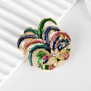 Spilla maschera veneziana classica con piume in smalto colorato e strass luminosi