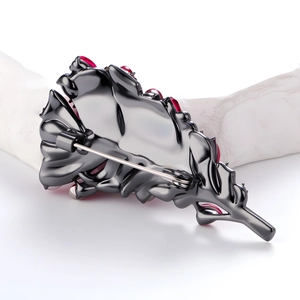 Eleganter lila Kristall Feder Brosche mit Gunmetal Blatt Design für Anzüge und Kleider