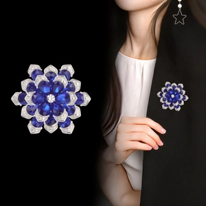Elegant cornflower blue crystal flower brooch with silver petals for women's blazer