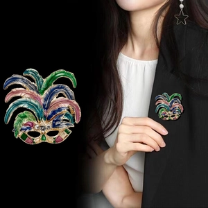 Spilla maschera elegante con piume in smalto colorato e cristalli brillanti