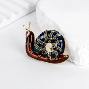 Broche escargot vintage en émail avec coquille en spirale colorée sur pierre blanche