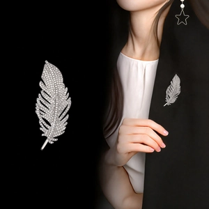 Elegant feather-shaped brooch in silver finish with sparkling rhinestones for women