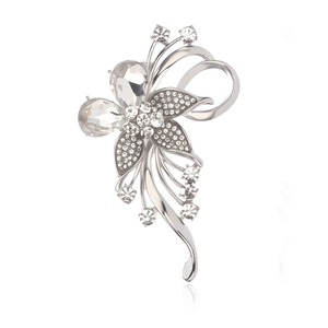 Detalle de broche floral plateado con cristales de lágrima y pequeños diamantes de imitación
