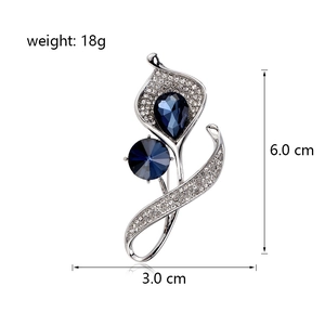Eleganter Calla Lilie Brosche in Silber mit blauem Kristall und Pavé-Strasssteinen