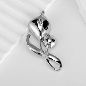 Rückansicht der silbernen Calla-Lilie-Brosche mit Diamant-Akzenten auf Marmor