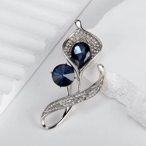 Eleganter Calla-Lilien-Anstecker aus Silberlegierung mit blauen Kristallen und Strass