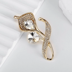 Eleganter Calla-Lilie-Anstecknadel aus Goldlegierung mit Tropfenkristallen und Zirkonia