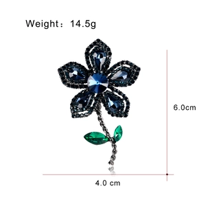 Broche fleur vintage élégante avec cristaux bleus et strass verts, taille 6x4 cm