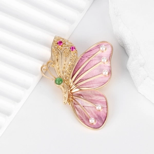 Broche papillon élégante avec ailes en émail violet et perles sur fond en pierre blanche