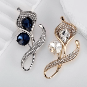 Elegante Calla-Lilien-Broschen mit Kristall-Strasssteinen in Silber-Blau und Gold-Weiß Optik