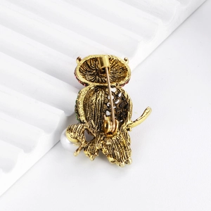 Broche de búho retro dorado con cristales de colores y perla vista posterior con cierre