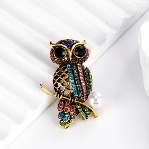 Broche de búho vintage con pedrería colorida y perla blanca en base de piedra creativa